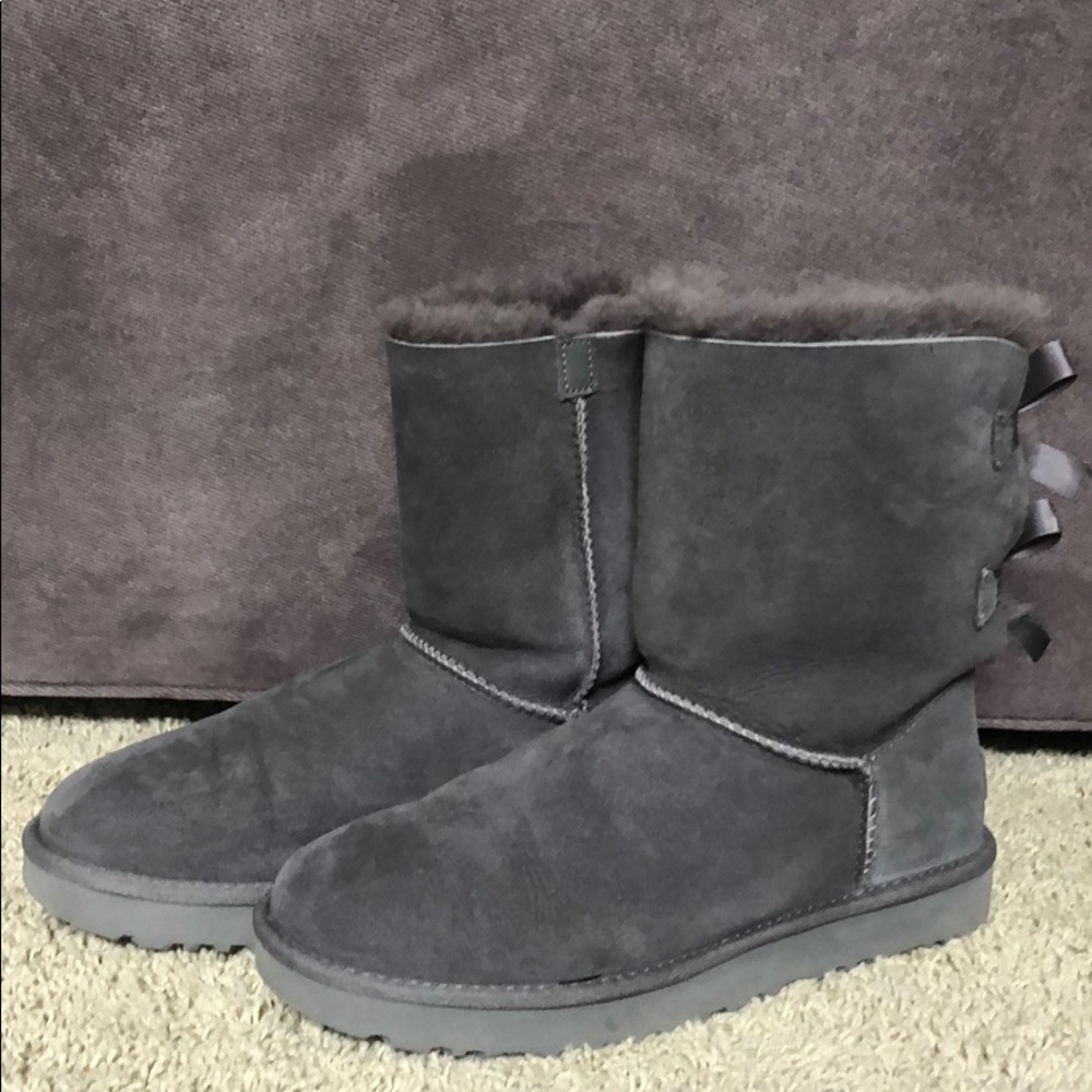 NWOT gray bailey bow uggs!!